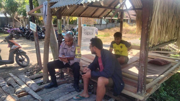 Polisi saat mengecek lokasi tenggelamnya peselancar muda di Pantai Yehsumbul, Kecamatan Mendoyo, Kabupaten Jembrana, Bali, Selasa (21/5/2024).