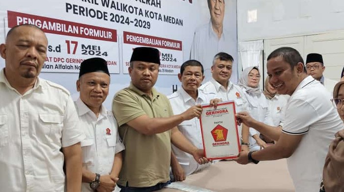 Bakhtiar Ahmad Sibarani saat mendaftar ke Partai Gerindra Kota medan