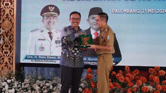 Pj Walkot Palembang Ratu Dewa menerima penghargaan Kepala BKKBN RI atas kerja cepet dan tanggap dalam mengatasi dan menekan angka stunting