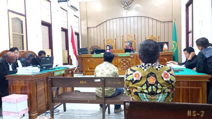 PN Medan menggelar sidang tuntutan terhadap tiga terdakwa perkara dugaan korupsi koneksitas eradikasi PT PSU senilai Rp 52 miliar. Tiga terdakwa dituntut 18 tahun 6 bulan penjara.