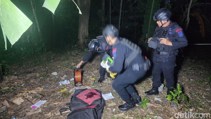 Tim Jibom Polda Sulsel saat akan meledakkan granat nanas yang ditemukan warga Bone.