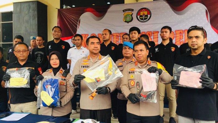 Polisi menangkap perampok yang mengikat korban di Bekasi.