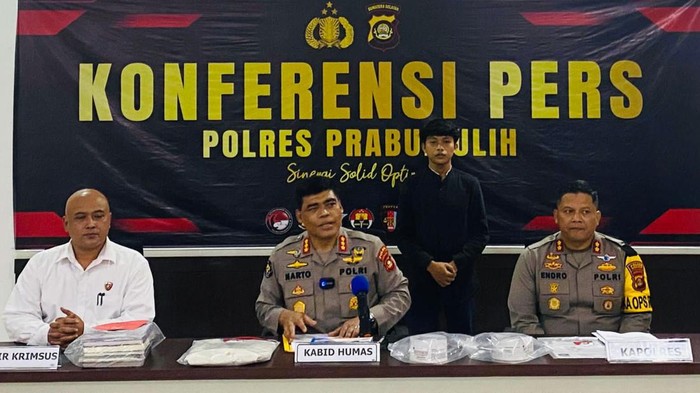 Polisi saat memberikan penjelasan terkait Zaenab ditetapkan jadi tersangka.