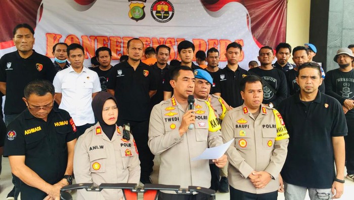 Polres Metro Bekasi menangkap komplotan begal bersenjata.