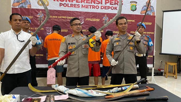 Polres Metro Depok mengelar konferensi pers terkait penganiayaan.