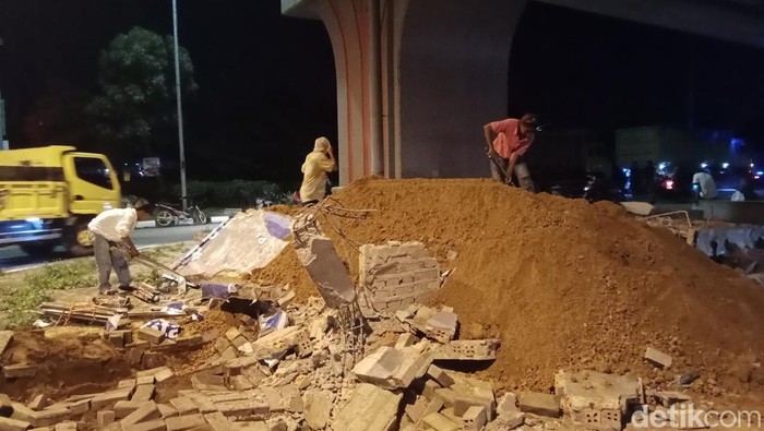 Pos Satlantas Nilakandi, Palembang hancur usai dihantam dump truk bermuatan tanah.