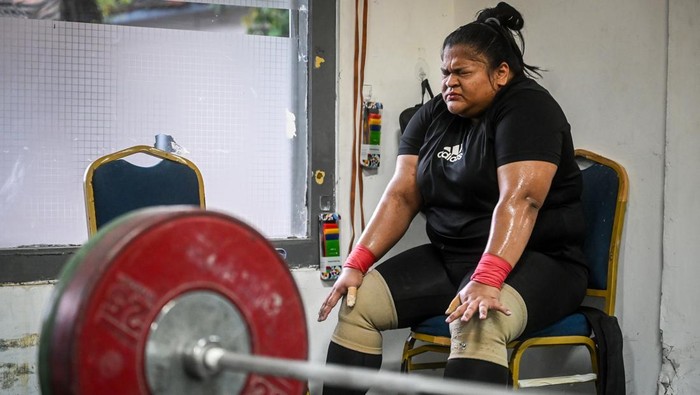 Potret Latihan Atlet Angkat Besi Jelang Olimpiade Paris 2024 Atlet angkat besi putri Nurul Akmal mengikuti sesi latihan di Jakarta, Senin (20/5/2024). Latihan tersebut dalam rangka persiapan Olimpiade Paris 2024 yang diselenggarakan pada 26 Juli sampai 11 Agustus 2024. ANTARA FOTO/ Rivan Awal Lingga/rwa.