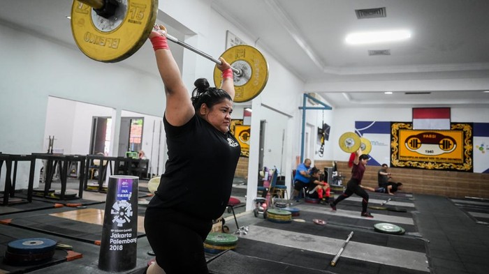 Atlet angkat besi putri Nurul Akmal mengikuti sesi latihan di Jakarta, Senin (20/5/2024). Latihan tersebut dalam rangka persiapan Olimpiade Paris 2024 yang diselenggarakan pada 26 Juli sampai 11 Agustus 2024. ANTARA FOTO/ Rivan Awal Lingga/rwa.