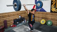 Atlet angkat besi Eko Yuli Irawan mengikuti sesi latihan di Jakarta, Senin (20/5/2024).  