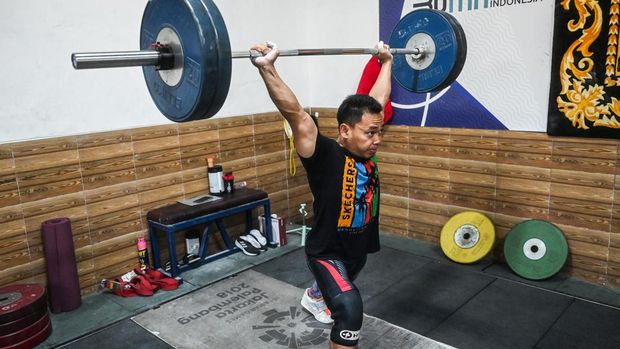 Atlet angkat besi Eko Yuli Irawan (tengah) mengikuti sesi latihan di Jakarta, Senin (20/5/2024). Latihan tersebut dalam rangka persiapan Olimpiade Paris 2024 yang diselenggarakan pada 26 Juli sampai 11 Agustus 2024. ANTARA FOTO/ Rivan Awal Lingga/rwa.