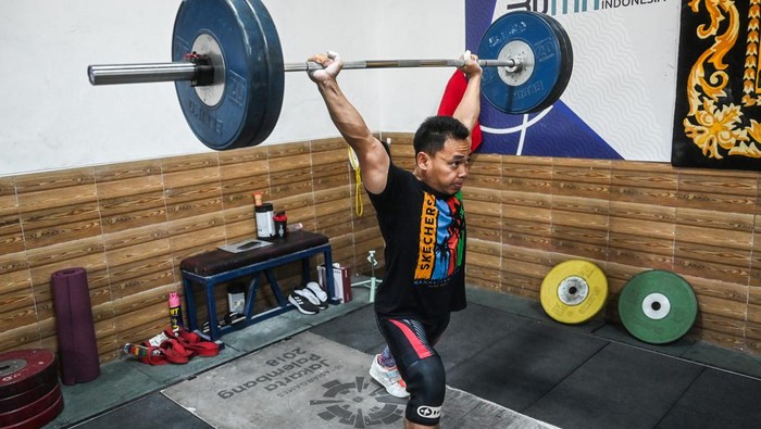 Potret Latihan Atlet Angkat Besi Jelang Olimpiade Paris 2024 Atlet angkat besi Eko Yuli Irawan (tengah) mengikuti sesi latihan di Jakarta, Senin (20/5/2024). Latihan tersebut dalam rangka persiapan Olimpiade Paris 2024 yang diselenggarakan pada 26 Juli sampai 11 Agustus 2024. ANTARA FOTO/ Rivan Awal Lingga/rwa.