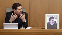Pemimpin tertinggi Iran, Ayatollah Ali Khamenei, mengukuhkan Wakil Presiden Pertama Mohammad Mokhber sebagai presiden sementara Iran setelah kematian Presiden Ebrahim Raisi dalam kecelakaan helikopter di perbatasan Azerbaijan pada Minggu (19/5) waktu setempat. (REUTERS/Irans Presidency)
