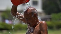 Seorang warga mengguyur kepada hingga badannya mengunakan air. Hal itu dilakukan untuk melawan cuaca panas di Pakistan. AP Photo/Fareed Khan.