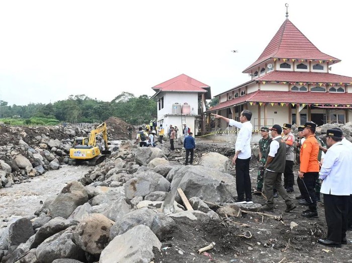 Presiden Joko Widodo (Jokowi) meninjau area terdampak bencana banjir bandang dan banjir lahar dingin di Sumatera Barat.