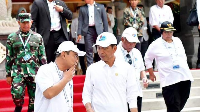 Presiden Jokowi bersama Menkominfo Budi Arie