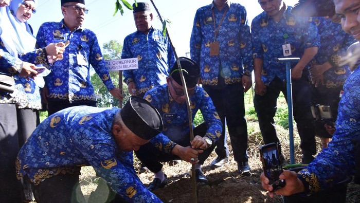 Pj Gubernur Sulsel Prof Zudan Arif Fakrulloh mencanangkan program gerakan Sulsel Menanam untuk mendukung kebijakan ekonomi hijau dan ekonomi biru.