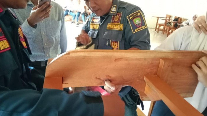 Proses evakuasi jari yang tersangkut di kursi sekolah.
