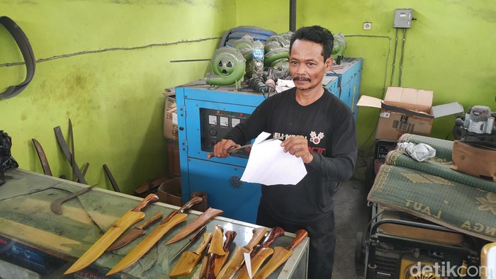 Proses pembuatan dan servis pisau di Sentra Pande Besi Bina Karya, Dusun Klopo X, Kalurahan Bendungan, Wates, Kulon Progo, Selasa (21/5).