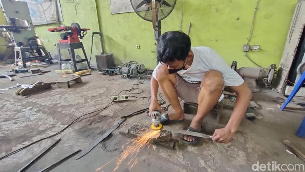 Proses pembuatan dan servis pisau di Sentra Pande Besi Bina Karya, Dusun Klopo X, Kalurahan Bendungan, Wates, Kulon Progo, Selasa (21/5).