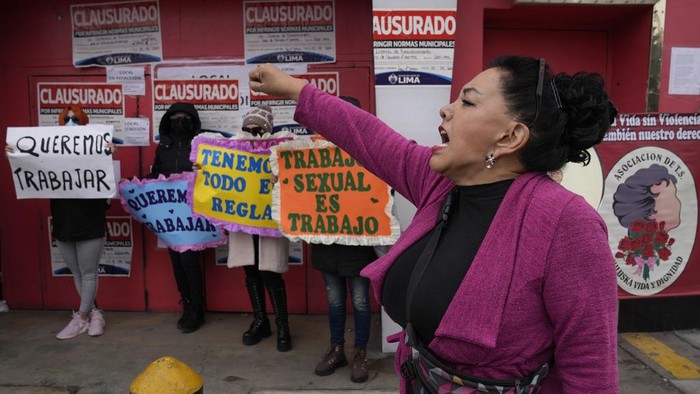 Puluhan PSK di Peru Protes Penutupan Rumah Bordil Masked sex workers protest outside their brothel