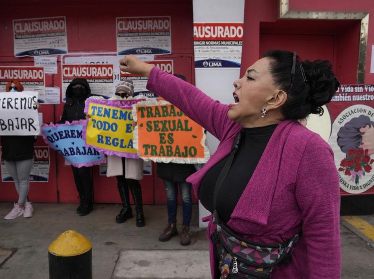 Puluhan PSK di Peru Protes Penutupan Rumah Bordil