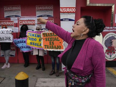 Puluhan PSK di Peru Protes Penutupan Rumah Bordil