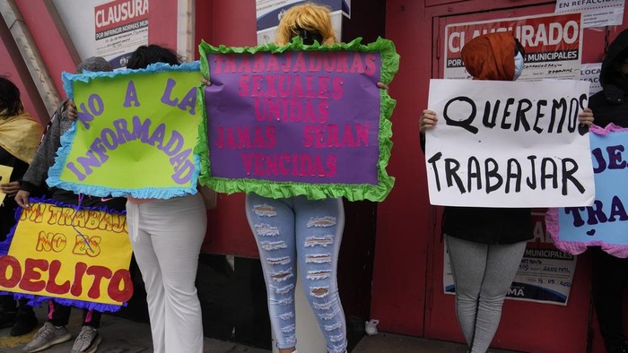 Puluhan PSK di Peru Protes Penutupan Rumah Bordil Masked sex workers protest outside their brothel