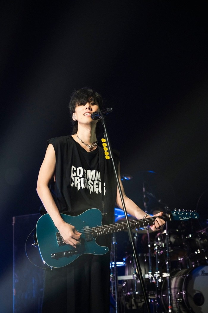 Radwimps Vokalis Radwimps, Yojiro Noda saat konser di Jakarta, Sabtu, 19 Mei 2024.
