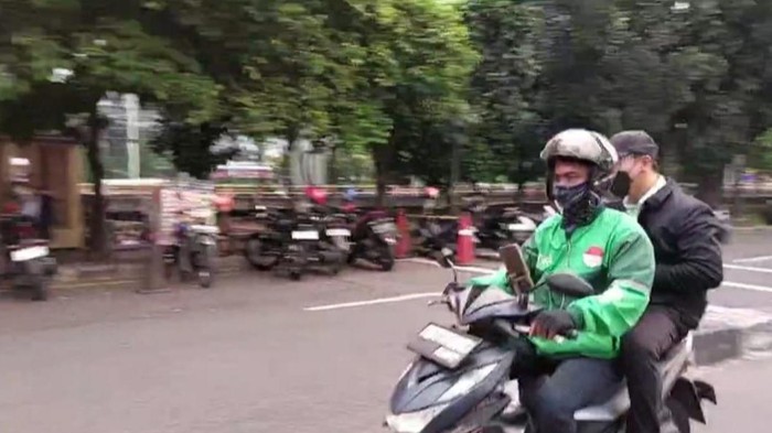 Rahmady nampak terburu-buru menghindari awak media keluar meninggalkan Gedung KPK hingga naik ojek online (ojol) yang tengah berhenti di tepi jalan (Wilda Hayatun Nufus/detikcom)