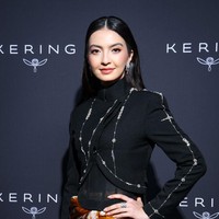 Mewakili Indonesia, Raline memilih tampilan yang merayakan warisan budaya negeri ini dengan atasan bergaya beskap. Ia berbalut atasan hitam yang terinspirasi dari baju pria tradisional Jawa itu, dengan tampilan kontemporer berkat detail embellishment dan tambahan train atau ekor yang menyapu lantai. (Foto: Daniele Venturelli/Getty Images for Kering)