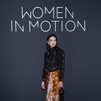 Tak berhenti di situ, rasa Indonesia berlanjut ke bawahan. Raline yang dibantu oleh stylist Ivan Teguh menyempurnakan gayanya dengan kain batik tulis eksklusif dari Iwan Tirta Private Collection. Kainnya bermotif Sekar Peksi Asmoro dalam warna moka yang melambangkan kesejahteraan dan harmoni. (Foto: Vittorio Zunino Celotto/Getty Images for Kering)