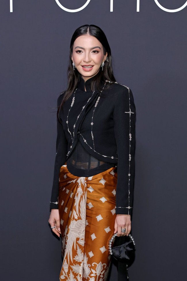 Di jajaran aksesori, top handled bag mungil bergagang bling-bling, serta perhiasan berlian berdesain klasik makin memaksimalkan penampilan perempuan 39 tahun itu. (Foto: Neilson Barnard/Getty Images)