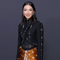 Di jajaran aksesori, top handled bag mungil bergagang bling-bling, serta perhiasan berlian berdesain klasik makin memaksimalkan penampilan perempuan 39 tahun itu. (Foto: Neilson Barnard/Getty Images)