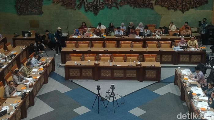 Rapat Komisi X DPR bersama Mendikbudristek Nadiem Makarim, Rabu (30/8/2023). (Firda Cynthia Anggrainy/detikcom).