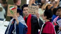 Beberapa lulusan Yale terlihat memegang tanda-tanda gencatan senjata permanen di Gaza, diakhirinya bantuan militer AS untuk Israel, divestasi universitas dari pemasok senjata dan perusahaan lain yang mengambil keuntungan dari perang, dan amnesti bagi mahasiswa serta anggota fakultas yang telah didisiplinkan atau dipecat akibat memprotes.