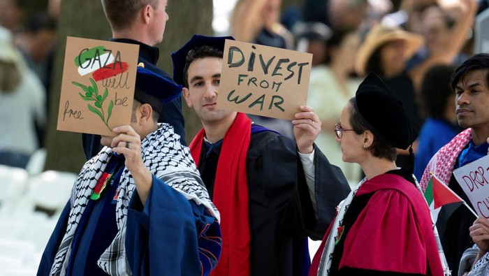 Graduates protest the conflict between Israel and the Palestinian Islamist group Hamas, during the commencement at Yale University, New Haven, Connecticut, U.S., May 20, 2024. REUTERS/Michelle McLoughlin     TPX IMAGES OF THE DAY