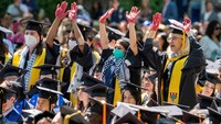 Ratusan mahasiswa keluar dari upacara wisuda Universitas Yale, sebagai bagian dari protes pro-Palestina pada upacara pembukaan universitas tersebut pada Senin (20/5).