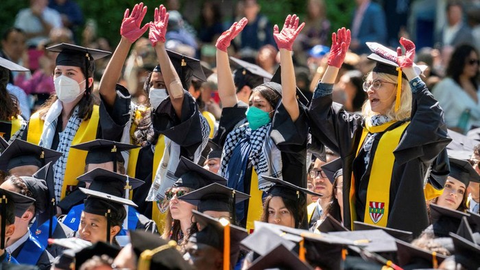 Ratusan Mahasiswa Universitas Yale AS Aksi Bela Palestina Saat Wisuda Graduates protest the conflict between Israel and the Palestinian Islamist group Hamas, during the commencement at Yale University, New Haven, Connecticut, U.S., May 20, 2024. REUTERS/Michelle McLoughlin TPX IMAGES OF THE DAY