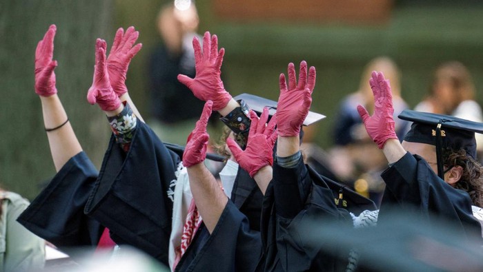 Ratusan Mahasiswa Universitas Yale AS Aksi Bela Palestina Saat Wisuda Graduates protest the conflict between Israel and the Palestinian Islamist group Hamas, during the commencement at Yale University, New Haven, Connecticut, U.S., May 20, 2024. REUTERS/Michelle McLoughlin     TPX IMAGES OF THE DAY