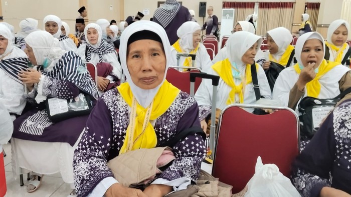 Runiti Tasmu Kaliyan (63) sudah terlihat tegar dan siap berangkat ke tanah suci, walaupun suaminya baru saja wafat