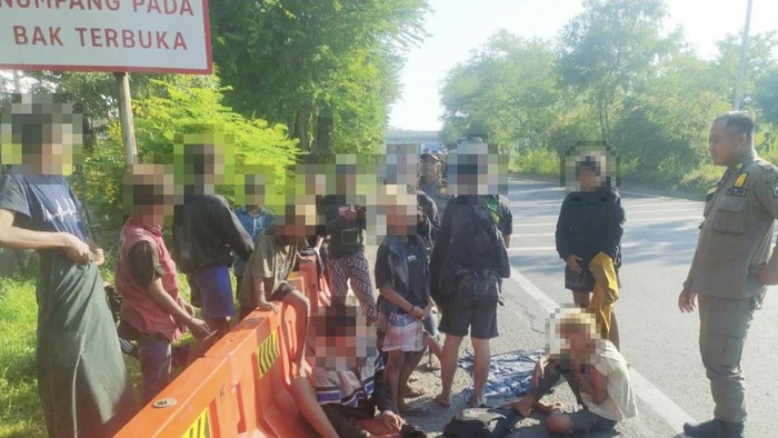 Sebanyak 17 anak punk yang tidur di area Exit Tol Simo diamankan Satpol PP Surabaya