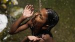 Segarnya Mandi di Tengah Teriknya Cuaca Panas India
