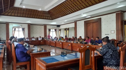 Sejumlah pengusaha tambang galian c di Kecamatan Seririt mendatangi DPRD Buleleng, Bali, Selasa (21/5/2024). (Made Wijaya Kusuma/detikBali)