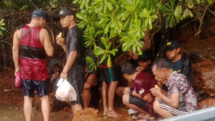 Sekelompok orang diduga PMI Ilegal yang dibuang ke Peraiaran Nongsa, Batam. (Istimewa)