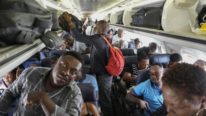 Sempat Diserang Geng Kriminal, Bandara Haiti Kini Dibuka Kembali Bandara Haiti telah beroperasi kembali seusai sempat ditutup selama 3 bulan. Aktivitas bandara mulai terlihat ramai.