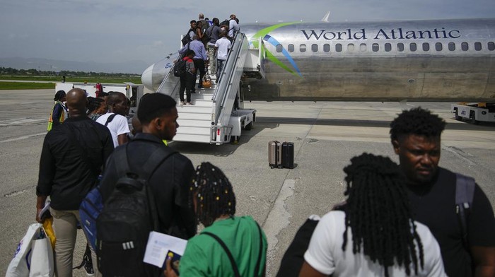 Sempat Diserang Geng Kriminal, Bandara Haiti Kini Dibuka Kembali Bandara Haiti telah beroperasi kembali seusai sempat ditutup selama 3 bulan. Aktivitas bandara mulai terlihat ramai.