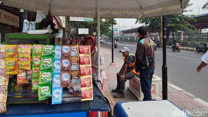 Seorang wanita ditemukan tewas di selokan Jalan Ir Juanda Bekasi. Saksi sempat melihat korban sempoyongan. Korban sempat ditawarkan bantuan namun tak merespons. (MI Fawdi/detikcom)