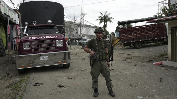 Serangan Bom Hantam Wilayah Selat Kolombia, 2 Polisi Tewas Ledakan terjadi di wilayah selatan Kolumbia pada Senin (20/5). Akibatkan 2 polisi tewas dan 12 orang terluka.