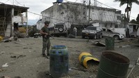 Ledakan juga merusak rumah-rumah dan kendaraan.