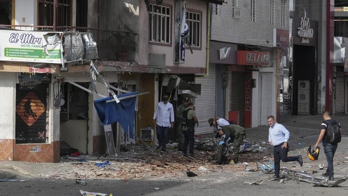 Ledakan terjadi di wilayah selatan Kolumbia pada Senin (20/5). Akibatkan 2 polisi tewas dan 12 orang terluka.